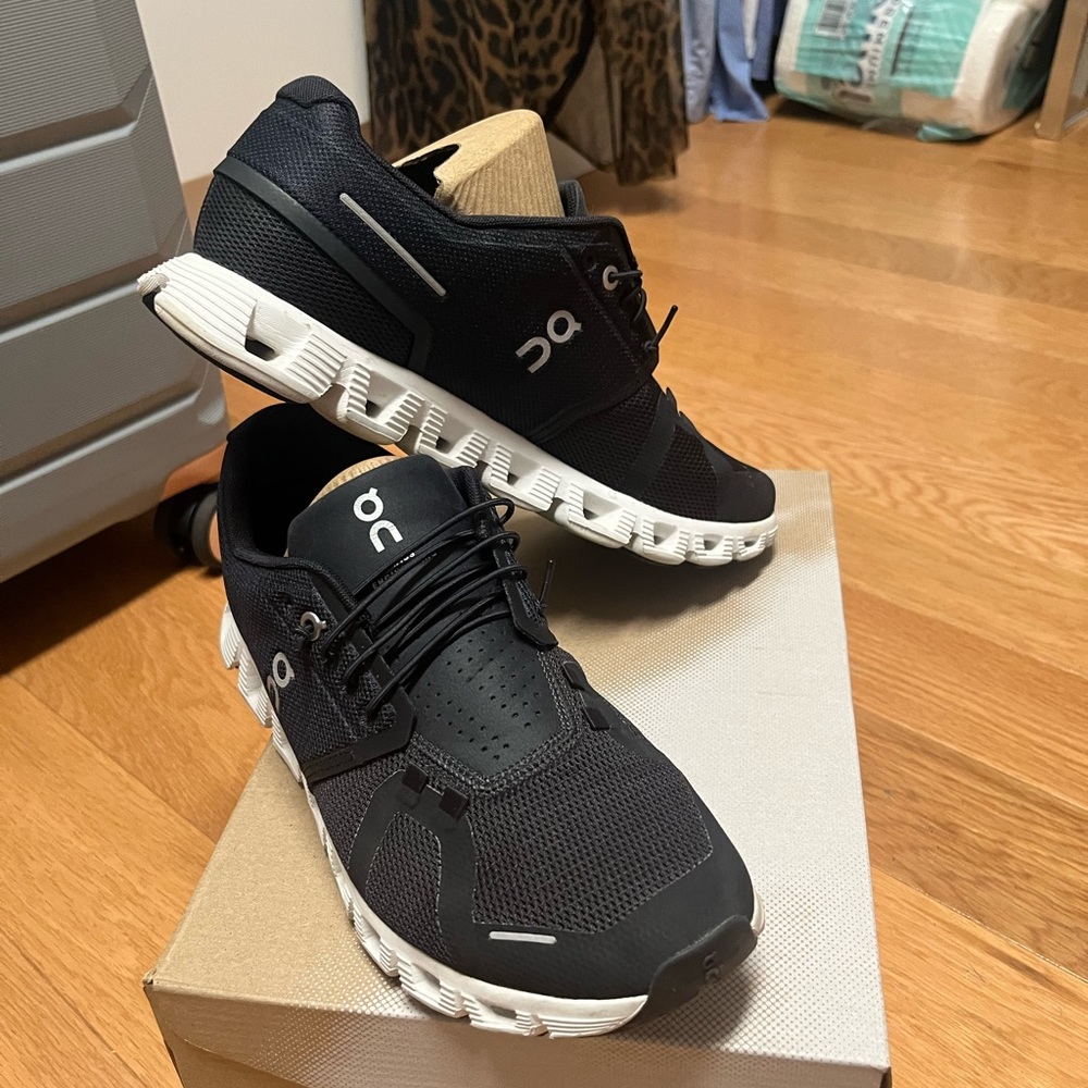 Excellent condition size women’s 10.  Cloud 5. Worn a couple of times.